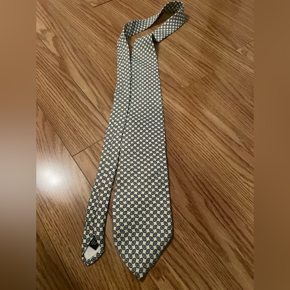 Stafford Geometric 100% Silk Tie in Cream and Navy